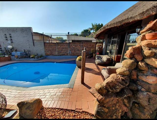 3 BEDROOM HOUSE FOR SALE IN SINOVILLE